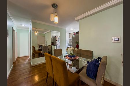Comedor com mesa de vidro e cadeiras de cor amarela, com iluminação adequada e decoração simples. de apartamento à venda com 3 quartos, 64m² em Paulicéia, São Bernardo do Campo
