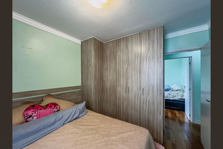 Cama simples com colchão e travesseiro, almofadas e cobertor, com uma porta de madeira na parede ao lado. de apartamento à venda com 3 quartos, 64m² em Paulicéia, São Bernardo do Campo