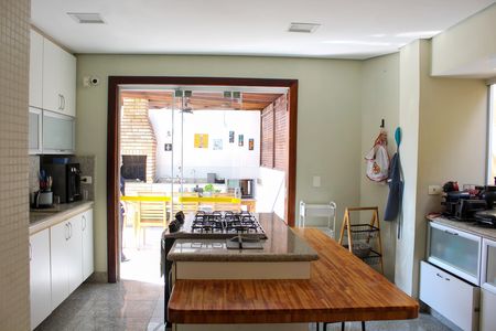 Casa à venda com 412m², 4 quartos e 4 vagas Casa à venda com 412m², 4 quartos e 4 vagasCozinha