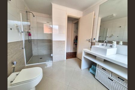 Casa à venda com 412m², 4 quartos e 4 vagas Casa à venda com 412m², 4 quartos e 4 vagasBanheiro da Suíte 2