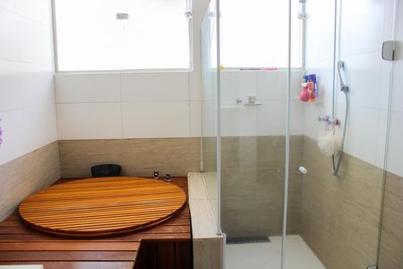 Casa à venda com 412m², 4 quartos e 4 vagas Casa à venda com 412m², 4 quartos e 4 vagasBanheiro da Suíte 1