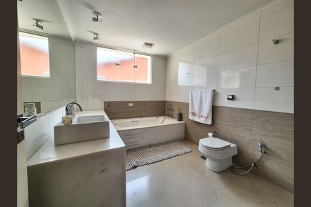 Casa à venda com 412m², 4 quartos e 4 vagas Casa à venda com 412m², 4 quartos e 4 vagasBanheiro da Suíte 2