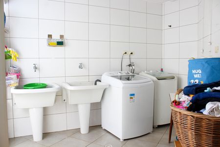 Casa à venda com 412m², 4 quartos e 4 vagas Casa à venda com 412m², 4 quartos e 4 vagasLavanderia