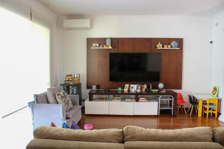 Casa à venda com 412m², 4 quartos e 4 vagas Casa à venda com 412m², 4 quartos e 4 vagasSala