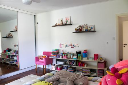 Casa à venda com 412m², 4 quartos e 4 vagas Casa à venda com 412m², 4 quartos e 4 vagasSuíte 2