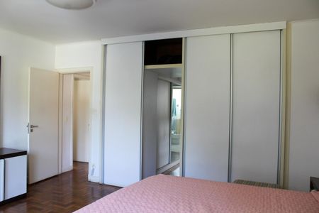 Casa à venda com 412m², 4 quartos e 4 vagas Casa à venda com 412m², 4 quartos e 4 vagasSuíte 1