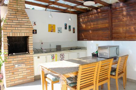 Casa à venda com 412m², 4 quartos e 4 vagas Casa à venda com 412m², 4 quartos e 4 vagasChurrasqueira integrada com a cozinha