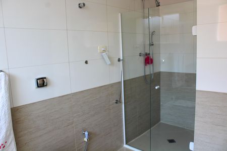 Casa à venda com 412m², 4 quartos e 4 vagas Casa à venda com 412m², 4 quartos e 4 vagasBanheiro da Suíte 2
