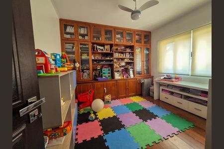 Casa à venda com 412m², 4 quartos e 4 vagas Casa à venda com 412m², 4 quartos e 4 vagasQuarto 4