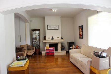 Casa à venda com 412m², 4 quartos e 4 vagas Casa à venda com 412m², 4 quartos e 4 vagasSala