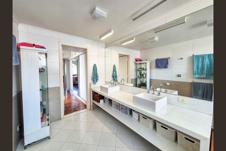 Casa à venda com 412m², 4 quartos e 4 vagas Casa à venda com 412m², 4 quartos e 4 vagasBanheiro da Suíte 1
