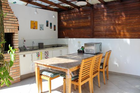 Casa à venda com 412m², 4 quartos e 4 vagas Casa à venda com 412m², 4 quartos e 4 vagasChurrasqueira integrada com a cozinha