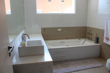 Casa à venda com 412m², 4 quartos e 4 vagas Casa à venda com 412m², 4 quartos e 4 vagasBanheiro da Suíte 2