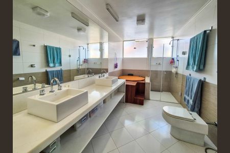 Casa à venda com 412m², 4 quartos e 4 vagas Casa à venda com 412m², 4 quartos e 4 vagasBanheiro da Suíte 1