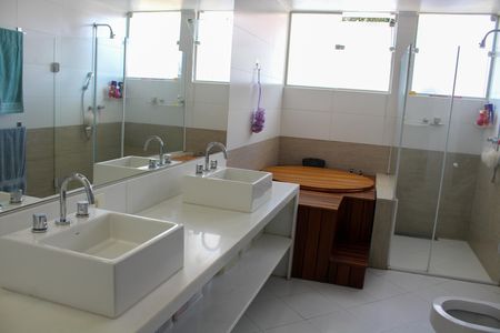 Casa à venda com 412m², 4 quartos e 4 vagas Casa à venda com 412m², 4 quartos e 4 vagasBanheiro da Suíte 1