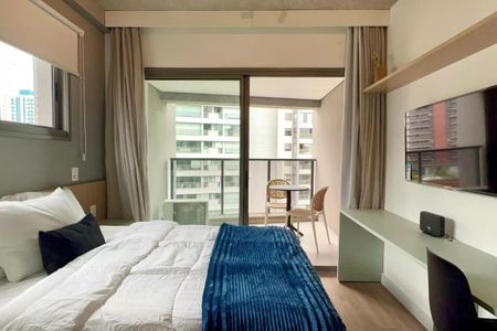 Apartamento à venda com 24m², 1 quarto e sem vagaQuarto com cama de casal, TV e mesa com cadeiras na varanda, com vista para a cidade.