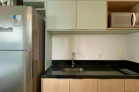 Apartamento à venda com 24m², 1 quarto e sem vagaCozinha com geladeira, pia e microondas, com móveis de madeira e piso de porcelanato.