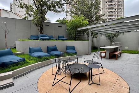 Apartamento à venda com 24m², 1 quarto e sem vagaPatio com mobília azul e verde, com vista para a cidade.