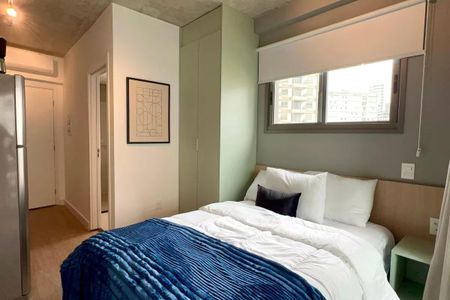 Apartamento à venda com 24m², 1 quarto e sem vagaQuarto simples com cama de casal e móveis minimalistas, com vista para a cidade.