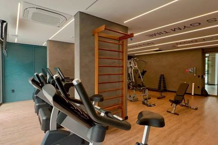 Apartamento à venda com 24m², 1 quarto e sem vagaGinásio com equipamentos de ginástica e treinamento, com iluminação adequada e piso de madeira.