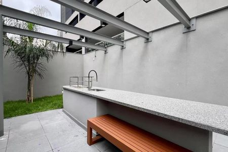 Apartamento à venda com 24m², 1 quarto e sem vagaPátio com churrasqueira e bancos de madeira, com vista para a cidade.