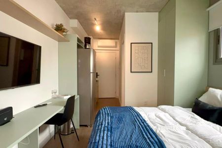Apartamento à venda com 24m², 1 quarto e sem vagaQuarto simples com cama de solteiro, TV e mesa de trabalho.