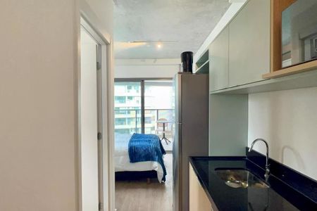 Apartamento à venda com 24m², 1 quarto e sem vagaQuarto com cama simples, com vista para a cidade, com móveis simples e com um balcão pequeno.