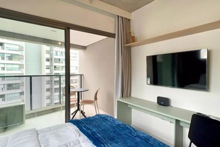 Apartamento à venda com 24m², 1 quarto e sem vagaQuarto com cama, TV e mesa para refeições, com vista para a cidade.