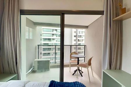 Apartamento à venda com 24m², 1 quarto e sem vagaQuarto com varanda e vista para a cidade, com móveis simples e iluminação natural.