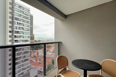 Apartamento à venda com 24m², 1 quarto e sem vagaBalcony com vista para a cidade, com mesa e cadeiras de madeira e metal.
