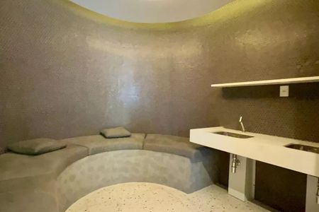 Apartamento à venda com 24m², 1 quarto e sem vagaBanheiro com piso de porcelanato e bancos de concreto em forma de círculo.