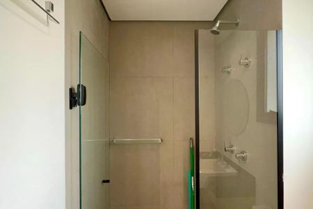 Apartamento à venda com 24m², 1 quarto e sem vagaBanheiro com chuveiro e pia, com paredes de cerâmica e piso de porcelanato.