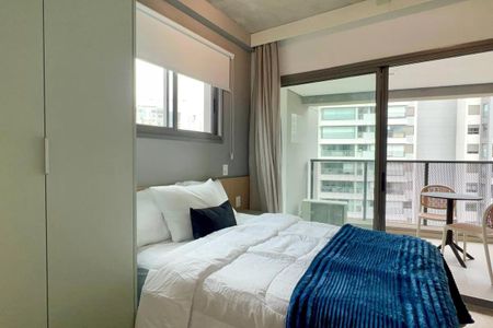 Apartamento à venda com 24m², 1 quarto e sem vagaQuarto com cama simples, com vista para a cidade, com móveis simples e com pouca iluminação.