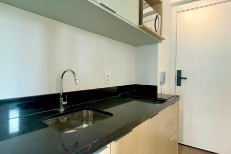 Apartamento à venda com 24m², 1 quarto e sem vagaCozinha com pia e torneira de água quente, com armários e prateleiras acima, em um apartamento moderno.