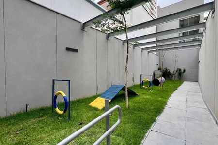 Apartamento à venda com 24m², 1 quarto e sem vagaCorte de um pátio com grama, mobília de brinquedos e uma pequena árvore.
