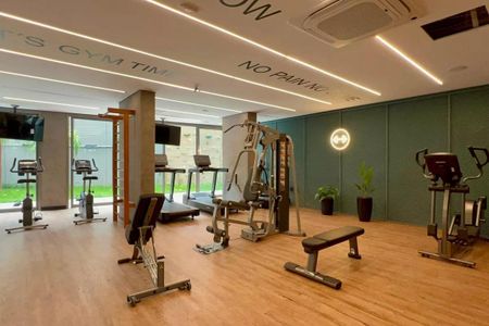 Apartamento à venda com 24m², 1 quarto e sem vagaGinásio com equipamentos de ginástica e academia, com vista para o jardim e área externa.