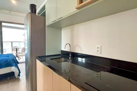 Apartamento à venda com 24m², 1 quarto e sem vagaCozinha com geladeira, pia e armários, com vista para a varanda.