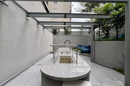 Apartamento à venda com 24m², 1 quarto e sem vagaPátio com churrasqueira e bancos de pedra, com vista para a cidade.