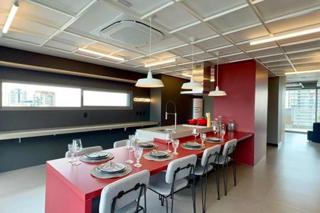 Apartamento à venda com 24m², 1 quarto e sem vagaCozinha moderna com iluminação adequada e mobiliário minimalista.