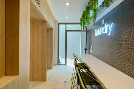 Apartamento à venda com 24m², 1 quarto e sem vagaLavanderia comum com mesa e cadeiras, iluminada por luz natural e artificial.