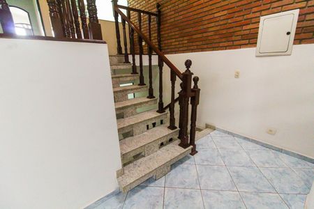 Casa para alugar com 322m², 5 quartos e 8 vagasEscada