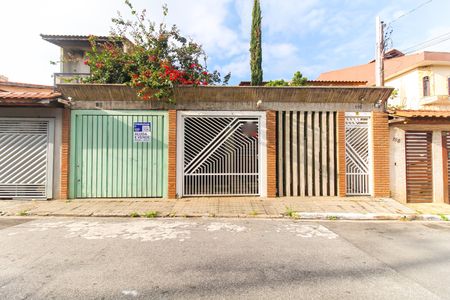 Casa para alugar com 322m², 5 quartos e 8 vagasFachada + Placa