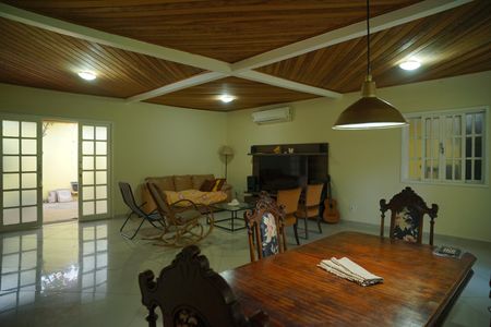 Casa de condomínio para alugar com 250m², 2 quartos e 3 vagasSala