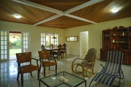 Casa de condomínio para alugar com 250m², 2 quartos e 3 vagasSala