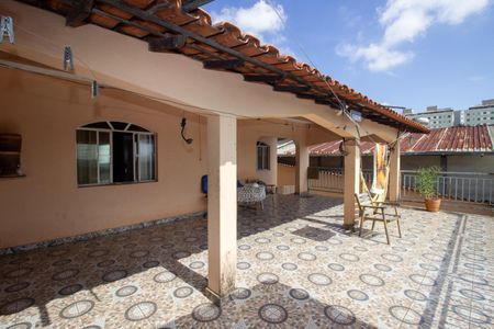 Casa para alugar com 360m², 4 quartos e 6 vagas Casa para alugar com 360m², 4 quartos e 6 vagasVaranda