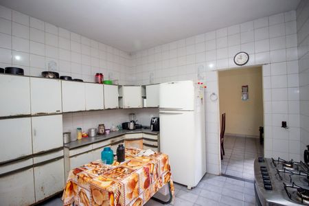 Casa para alugar com 360m², 4 quartos e 6 vagas Casa para alugar com 360m², 4 quartos e 6 vagasCozinha e Área de Serviço