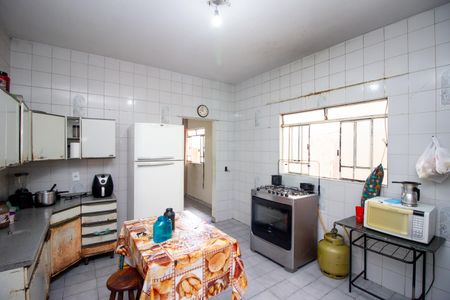 Casa para alugar com 360m², 4 quartos e 6 vagas Casa para alugar com 360m², 4 quartos e 6 vagasCozinha e Área de Serviço