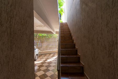 Casa à venda com 350m², 3 quartos e 2 vagasEscada