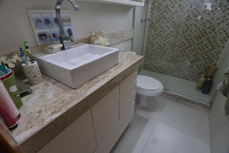 Casa de condomínio à venda com 160m², 3 quartos e 2 vagasBanheiro suíte 