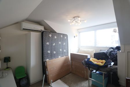 Casa de condomínio à venda com 160m², 3 quartos e 2 vagasSótão